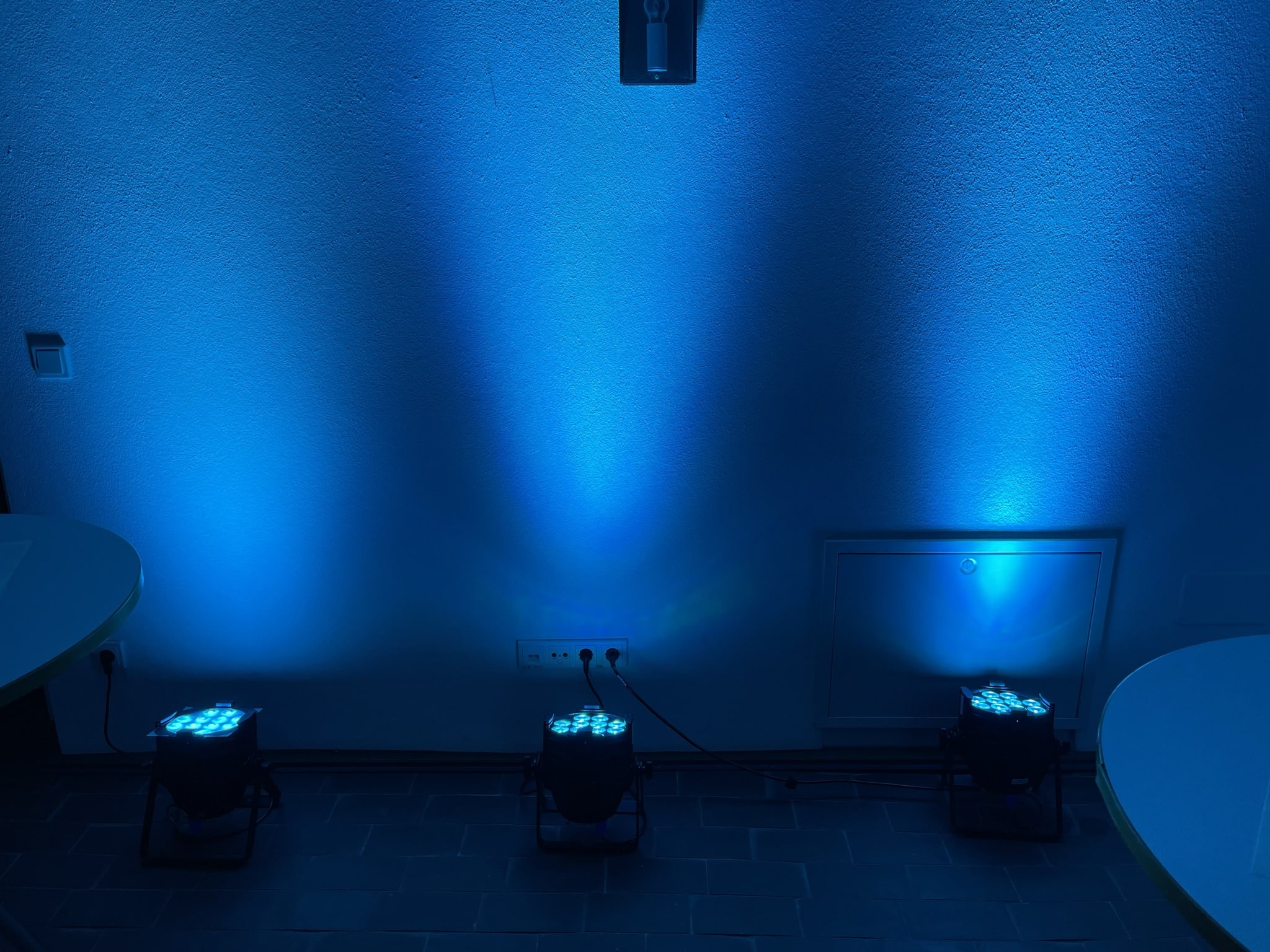 3 Cameo Studio PAR LED-Scheinwerfer beleuchten eine Wand in blau