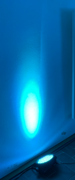 Blauer Spot beleuchtet weiße Wand